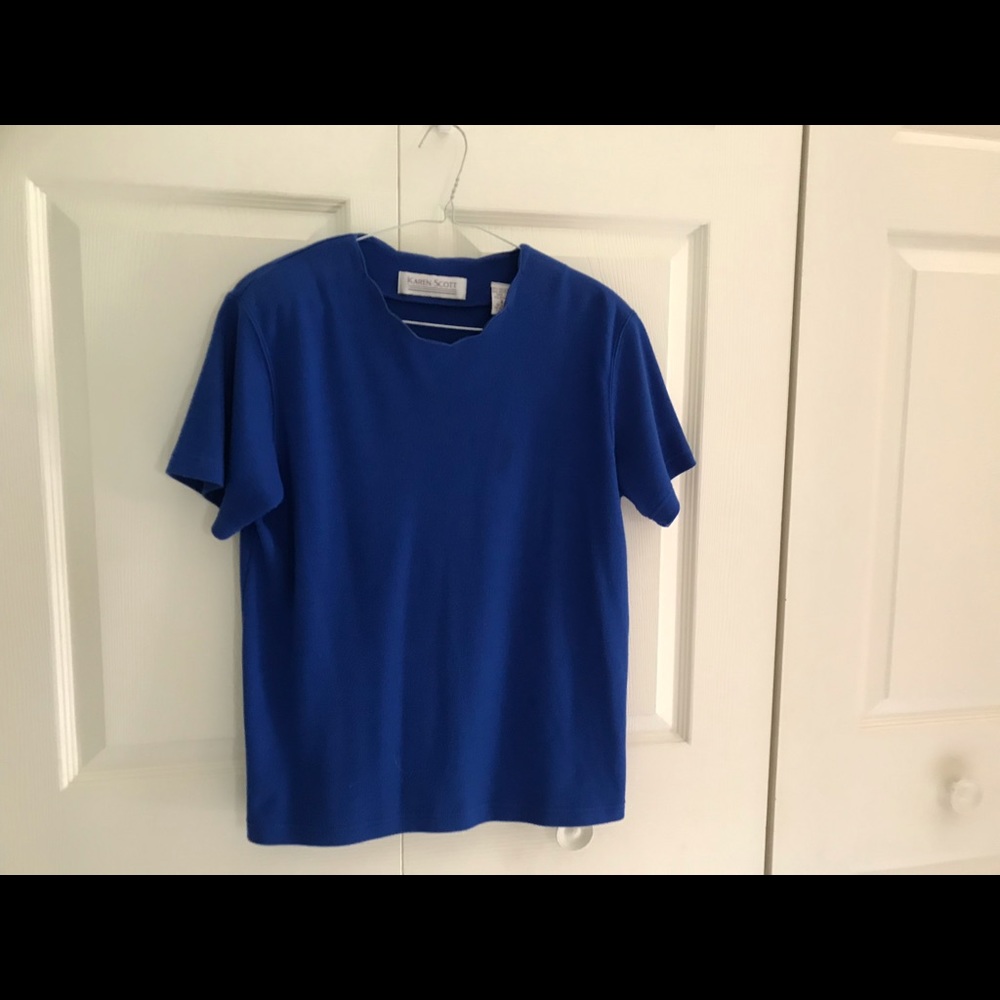 Short sleeve top.